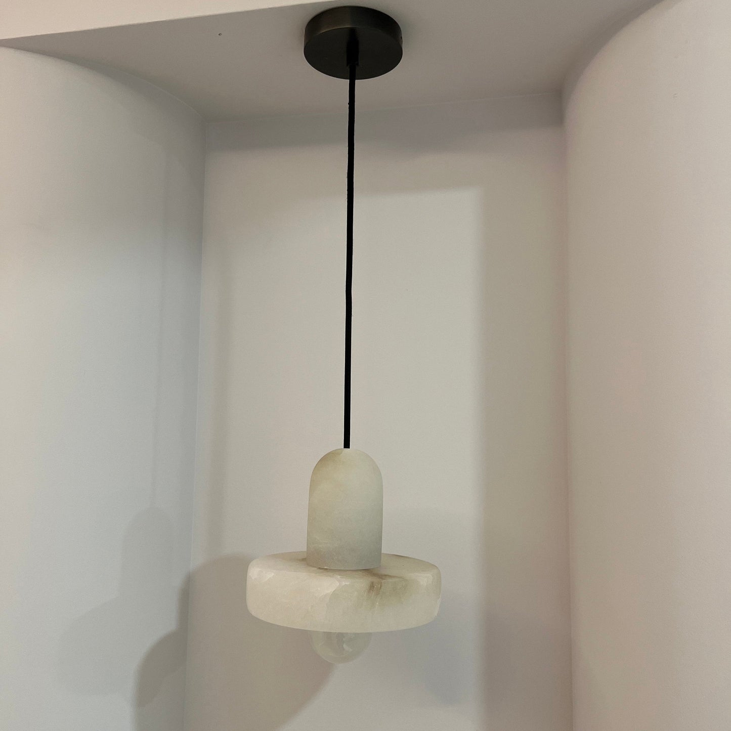 Moderne Witte Alabaster Hanglamp met Marmeren Lampenkap