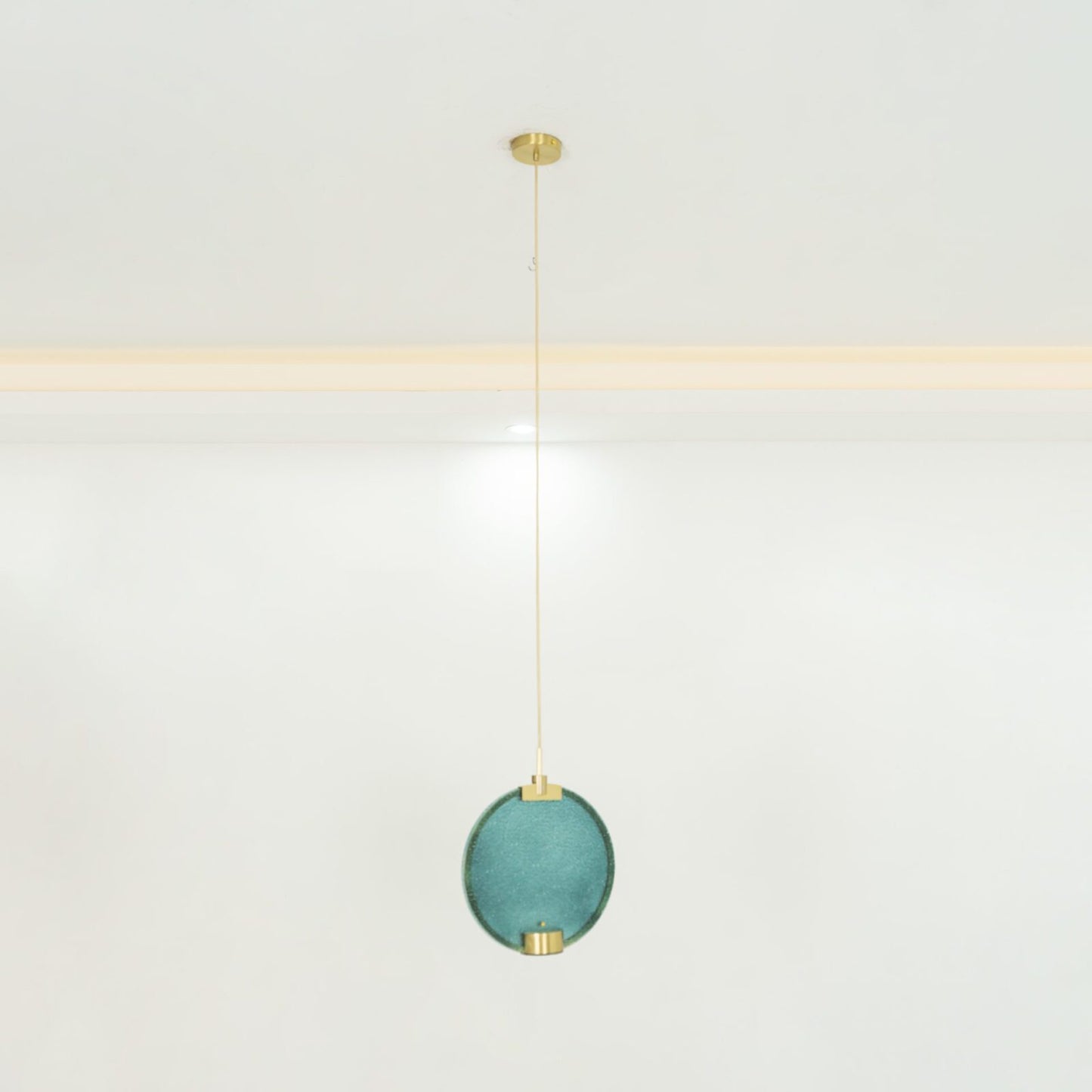 Horo Hanglamp – Elegant Messing & Getint Glas