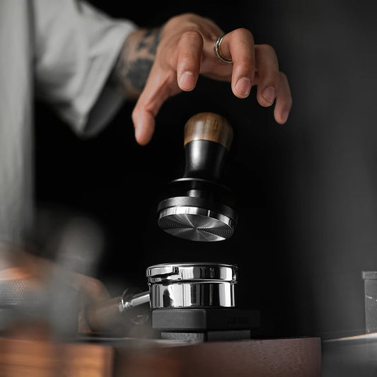 Spring Loaded MHW-3BOMBER - Krachtige Espresso Tamper - Perfecte Extractie-Coffee & Tea-De Bazelaar