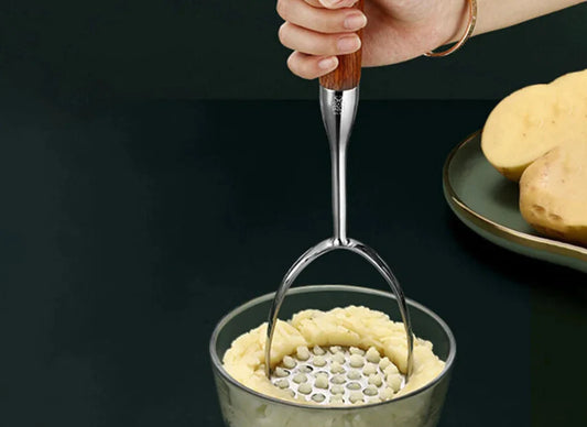 RVS Aardappelstamper - Houten Handvatten - Duurzaam en Efficiënt-Kitchen Tools and Accessories-De Bazelaar