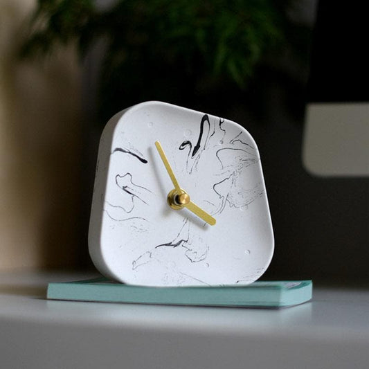 Retro Betonnen Bureauklok - Uniek Ontwerp met Gouden Accenten-Wall Clocks-De Bazelaar