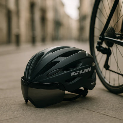 Fietshelm met geïntegreerde bril en vizier in zwart